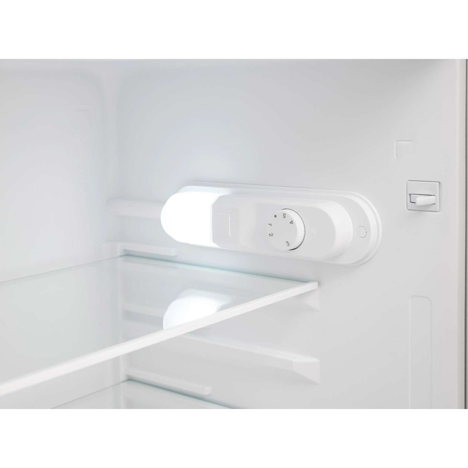 Innenraum der Respekta Einbau Kühl-Gefrierkombination mit Glasablagen und Temperaturregler.