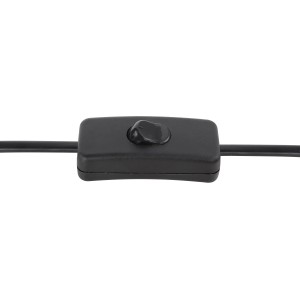 Detailaufnahme des schwarzen Schalters am Kabel der Globo Tischlampe Mirena Bambus.