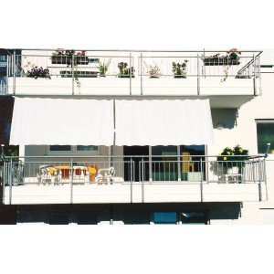 Balkon mit weißer Floracord Balkonverkleidung Bausatz II als Sonnenschutz montiert.