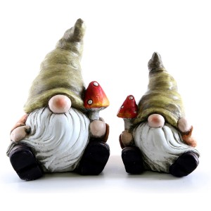 Zwei Deko-Wichtel mit Fliegenpilz, aus wetterfestem Polyresin, ca. 14,5 cm hoch.