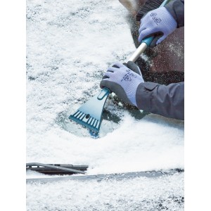 Hände mit LUX Winterhandschuhen beim Eiskratzen. Arbeitshandschuhe schützen vor Kälte.