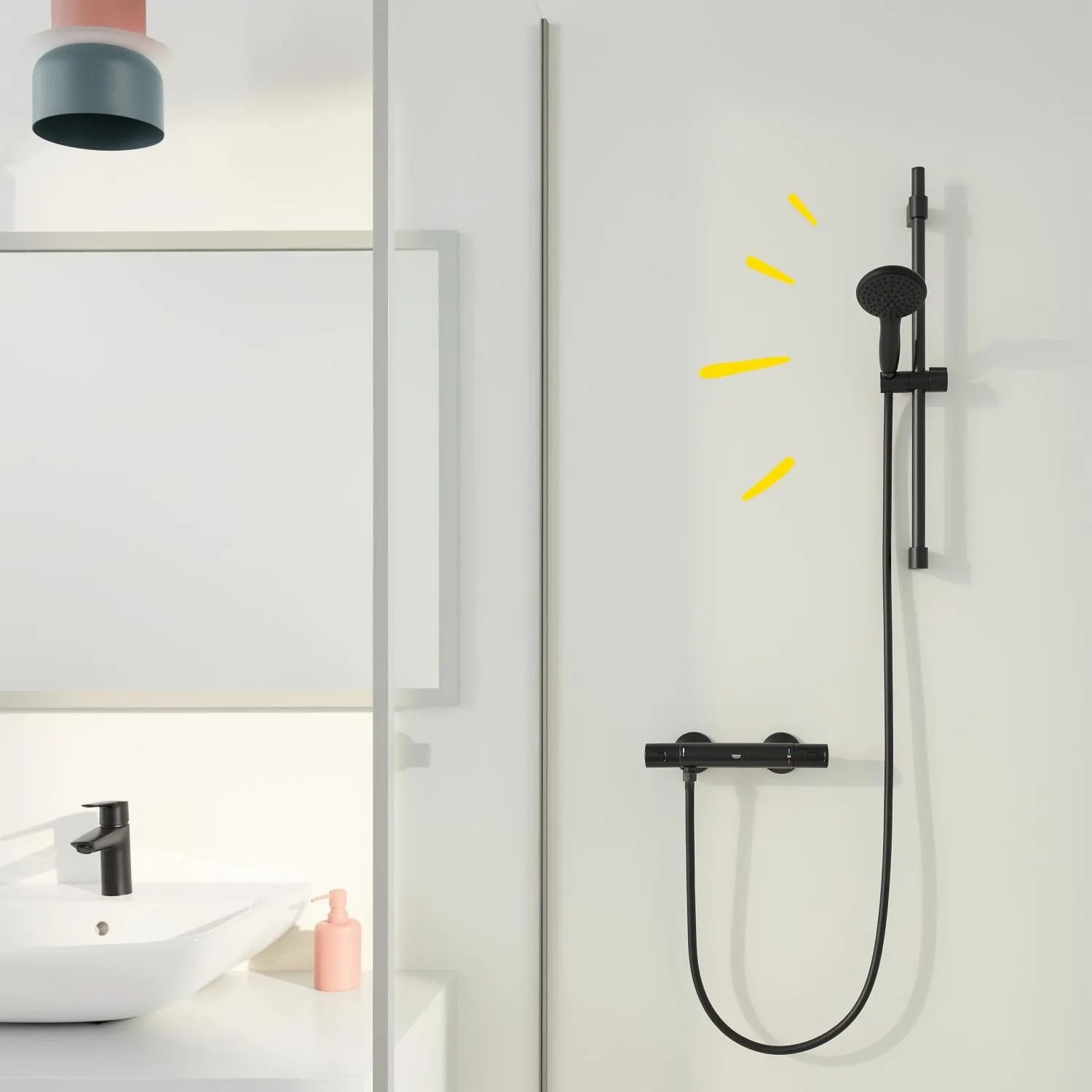 Grohe VitalioFlex Trend Brauseschlauch, 175 cm, in Schwarz Matt im Badezimmer.