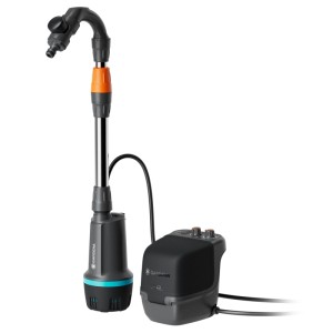 Gardena Akku-Regenfasspumpe 2600 Comfort 18V Set für die Gartenbewässerung.
