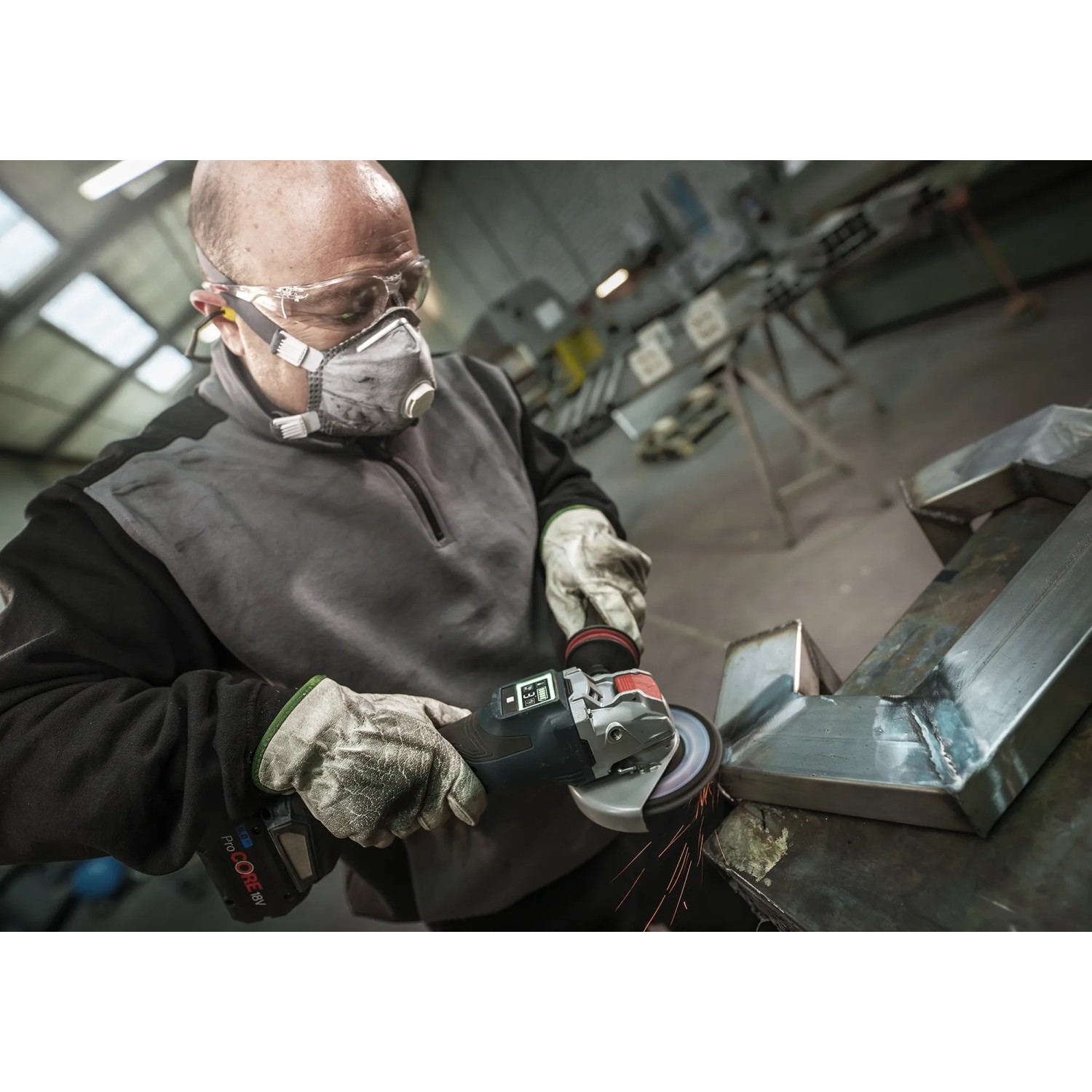 Anwendung der Bosch Expert Fächerschleifscheibe N475 Fein am Winkelschleifer zum Veredeln von Metall.