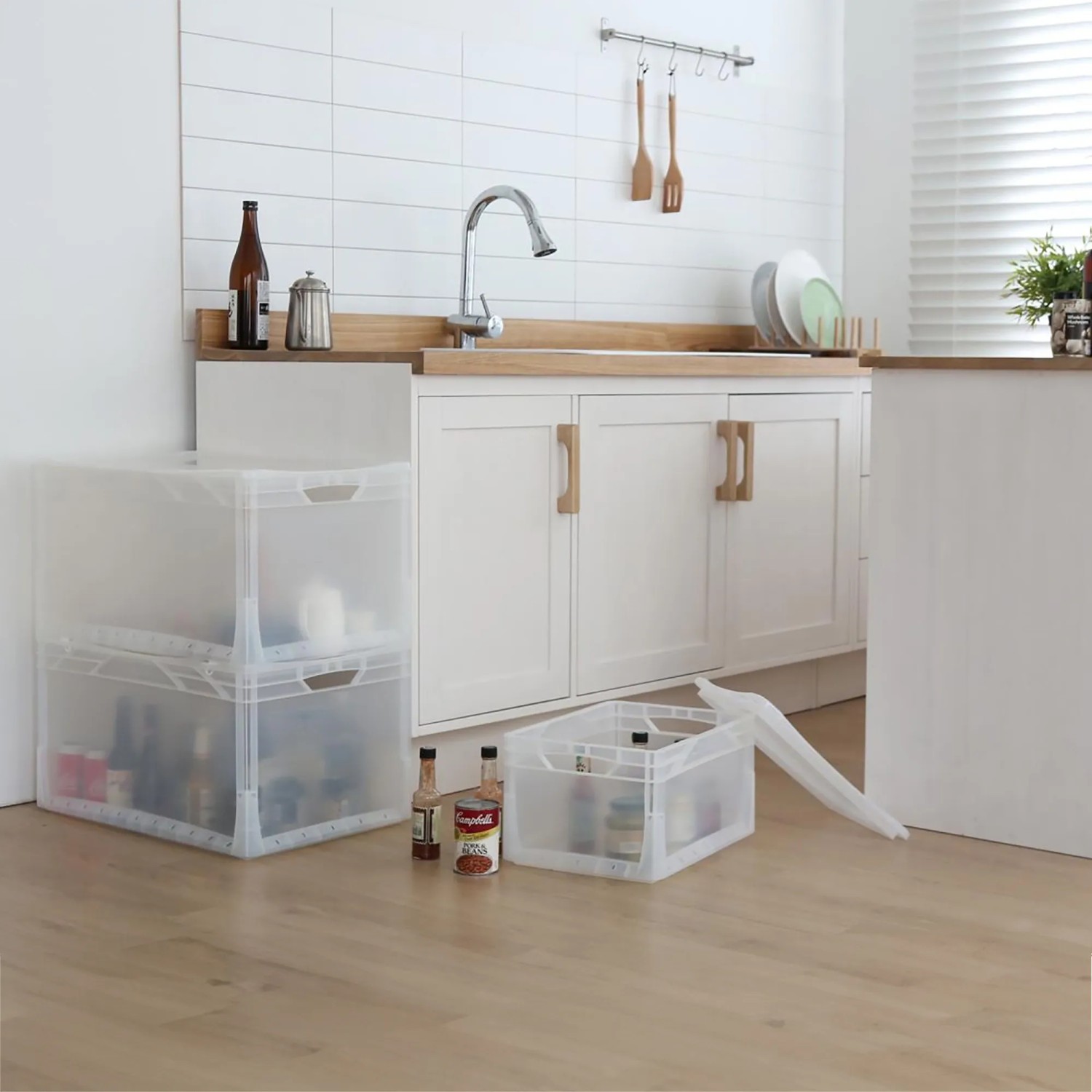 Graue Eurobox-System Box Vollwand, 60x40x32 cm, als Aufbewahrungsbox im Küchenbereich.
