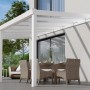 Weiße Terrassenüberdachung Professional (500x300 cm) mit Glasdach und Sitzgruppe im Garten.
