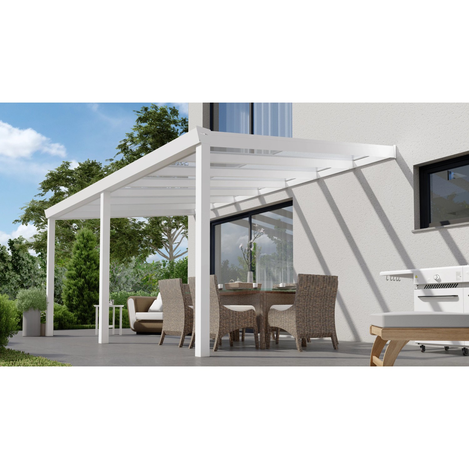 Weiße Terrassenüberdachung Professional (500x300 cm) mit Glasdach und Sitzgruppe im Garten.