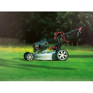 CMI Benzin-Rasenmäher C-B-51-HMA 2 auf Rasen, Seitenauswurf und Mulchkit inklusive.
