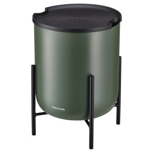 Fiskars Urban Plant Care Selbstbewässerungssystem, grün, mit schwarzem Ständer und Deckel.