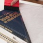 d-c-fix transparente Klebefolie (45x200cm) wird auf ein Buch aufgebracht.