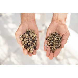 Hände halten Lechuza Pon XXL Pflanzsubstrat, mineralisches Kübelpflanzensubstrat für Hydrokultur.