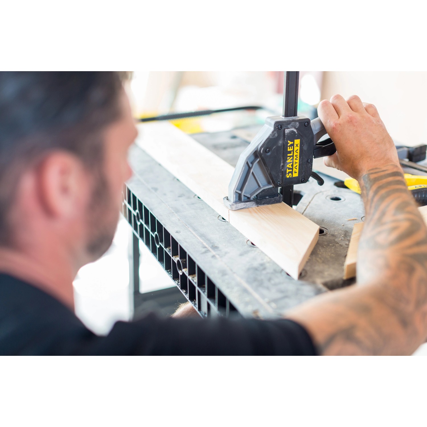 Stanley FatMax Werkbank mit Schraubzwinge im Einsatz.