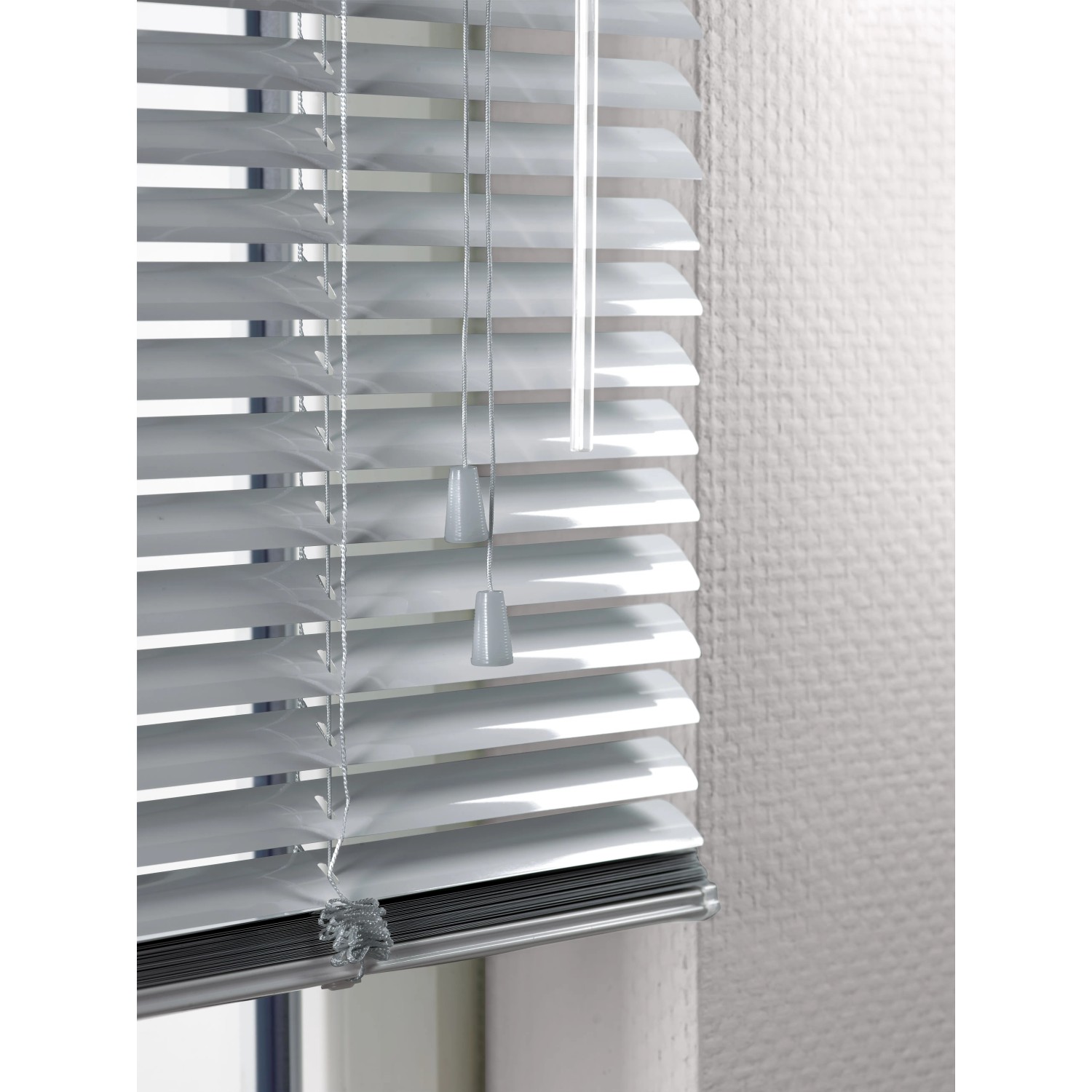 Silberne Aluminium Jalousie Burgos (100x160cm) für Fenster, Lamellen geschlossen.