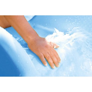 Karibu Wellenrutsche: Hand berührt blaue Rutsche mit Wasser, ideal für Spielturm.