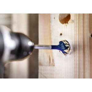 Bosch Expert Selfcut Flachfräsbohrer bohrt Loch in Holz mit Bohrmaschine.