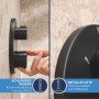 Detailaufnahme: Schwarzes Grohe Precision Thermostat Duschsystem Unterputz mit Hand am Temperaturregler.
