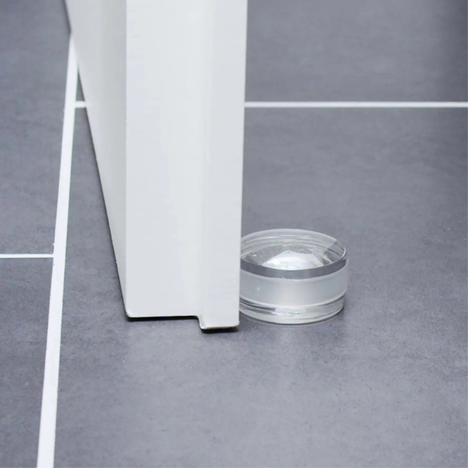 Transparenter Wagner Bodentürstopper (Ø 45 mm) schützt Tür und Boden.