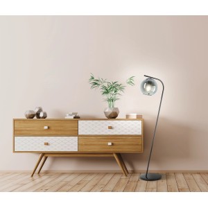 Moderne Eglo Stehleuchte Terriente in Grau-Nickel mit runder Glaskugel als Leuchtkopf.