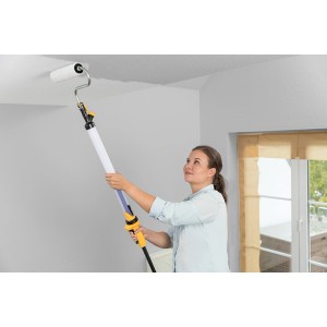 Frau streicht Decke mit Wagner EasyRoll Farbroller 23 cm. Einfache und saubere Anwendung.