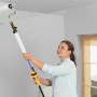 Frau streicht Decke mit Wagner EasyRoll Farbroller 23 cm. Einfache und saubere Anwendung.