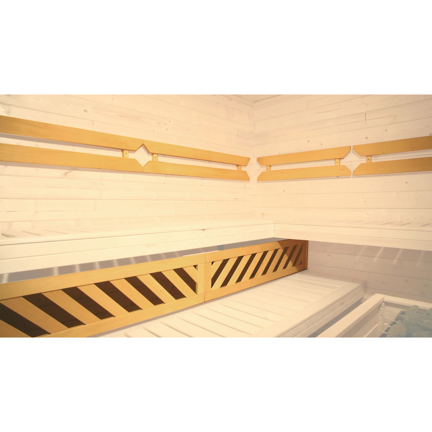 Innenansicht Weka Massivholzsauna Kemi Eck mit Liegeflächen und Holzverkleidung.