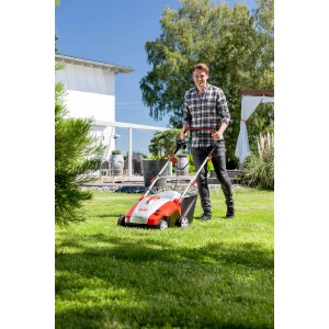 Al-Ko Elektro-Vertikutierer Combi Care 36 E Comfort mit Fangsack im Einsatz.