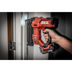 Skil Akku-Nagelpistole 3885CA (18GA) in Rot/Schwarz mit Hand am Griff. Akkugerät ohne Akku.