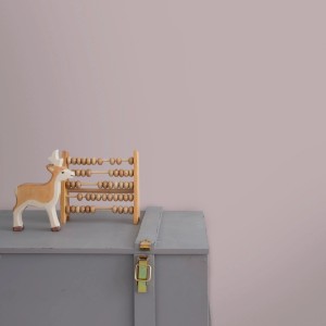 Little Dutch Wandfarbe Faded Mauve, matte Malve, 2,5 l. Kinderzimmer-Farbe mit Holzspielzeug auf grauem Kasten.