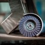Bosch Expert Fächerschleifscheibe N475 Fein, Ø 125mm, montiert auf einem Winkelschleifer.