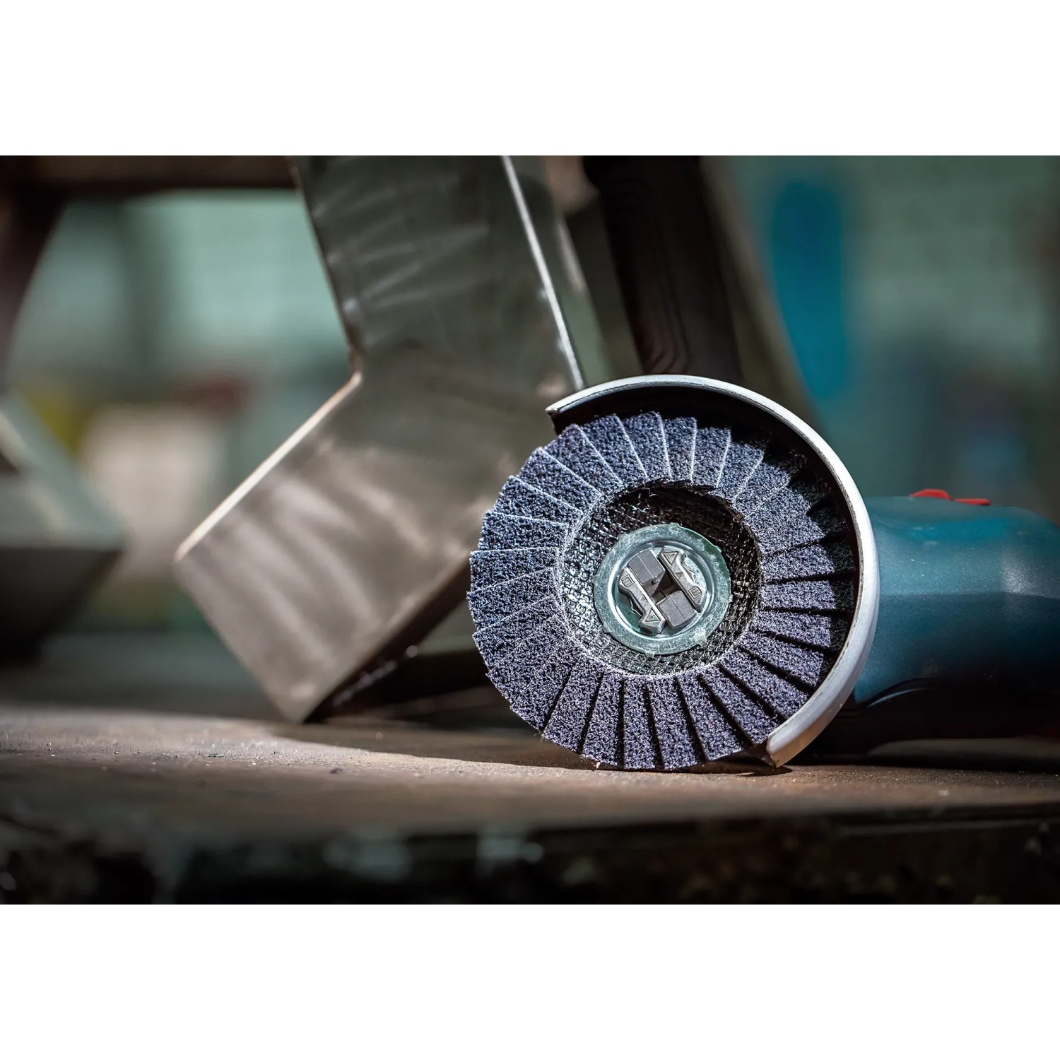 Bosch Expert Fächerschleifscheibe N475 Fein, Ø 125mm, montiert auf einem Winkelschleifer.