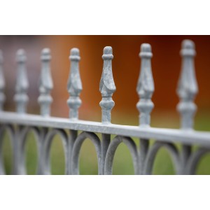 Detailansicht des feuerverzinkten Eleo Zaun Belluno (96 cm) mit Pinien-Spitzen und Kreisdekoren.