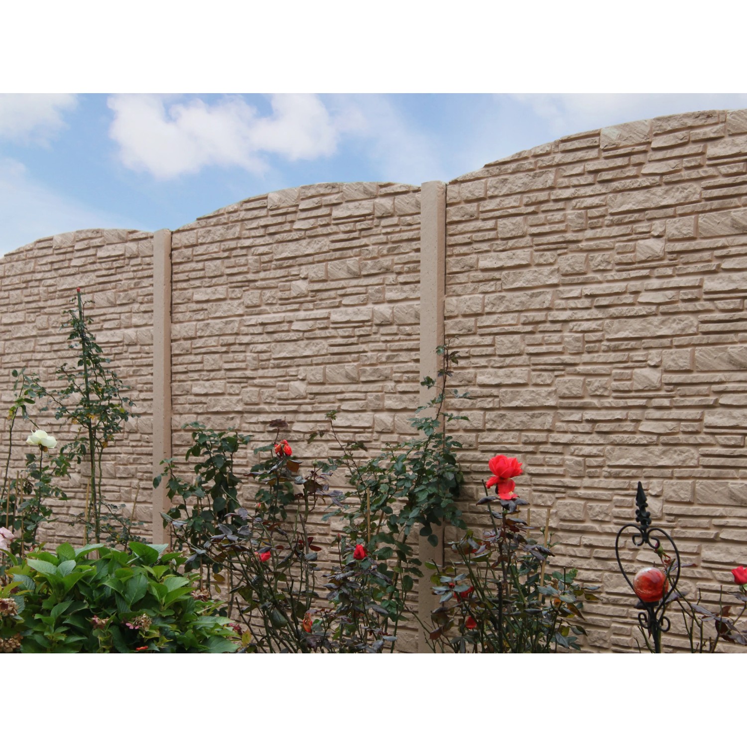 Betonzaun Bogenplatte Montana, 200x45x3 cm, als Wind- und Sichtschutz im Garten.