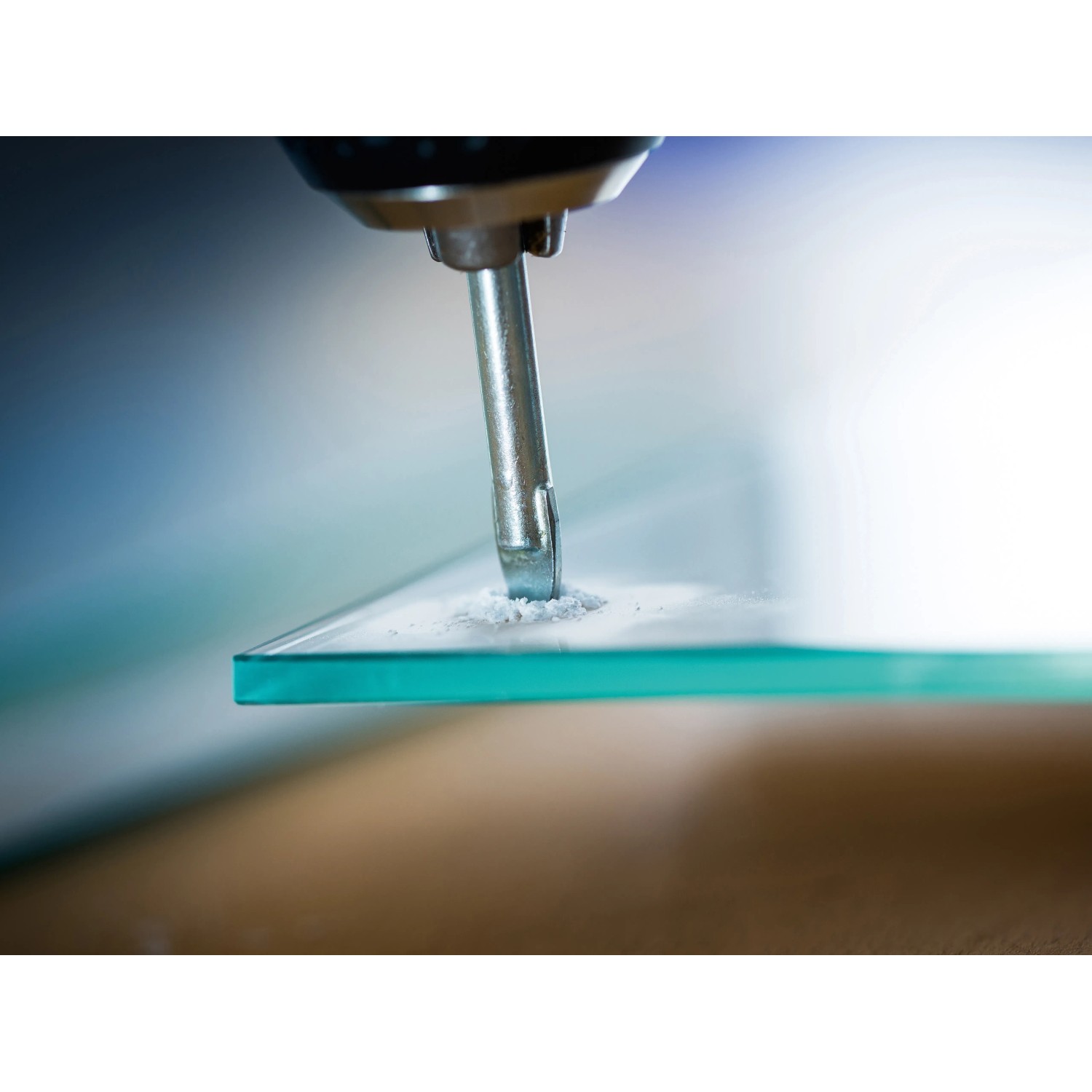 LUX HM-Glasbohrer (Ø 5 mm) bohrt ein Loch in eine Glasscheibe.