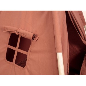 Detailaufnahme: Ziegelrotes Tepee-Zelt Safari Adventure mit Fenster und Holzrahmen. Ideal für Spiel & Spaß im Kinderzimmer.