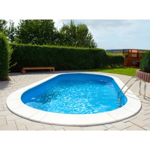 Blauer BWT Ovalpool Premium 8x4x1,5m im Garten, mit Leiter und Steinumrandung.