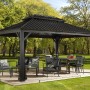 Anthrazitfarbener Sojag Aluminium-Pavillon Messina 12x16 mit Moskitonetz und Gartenmöbeln.