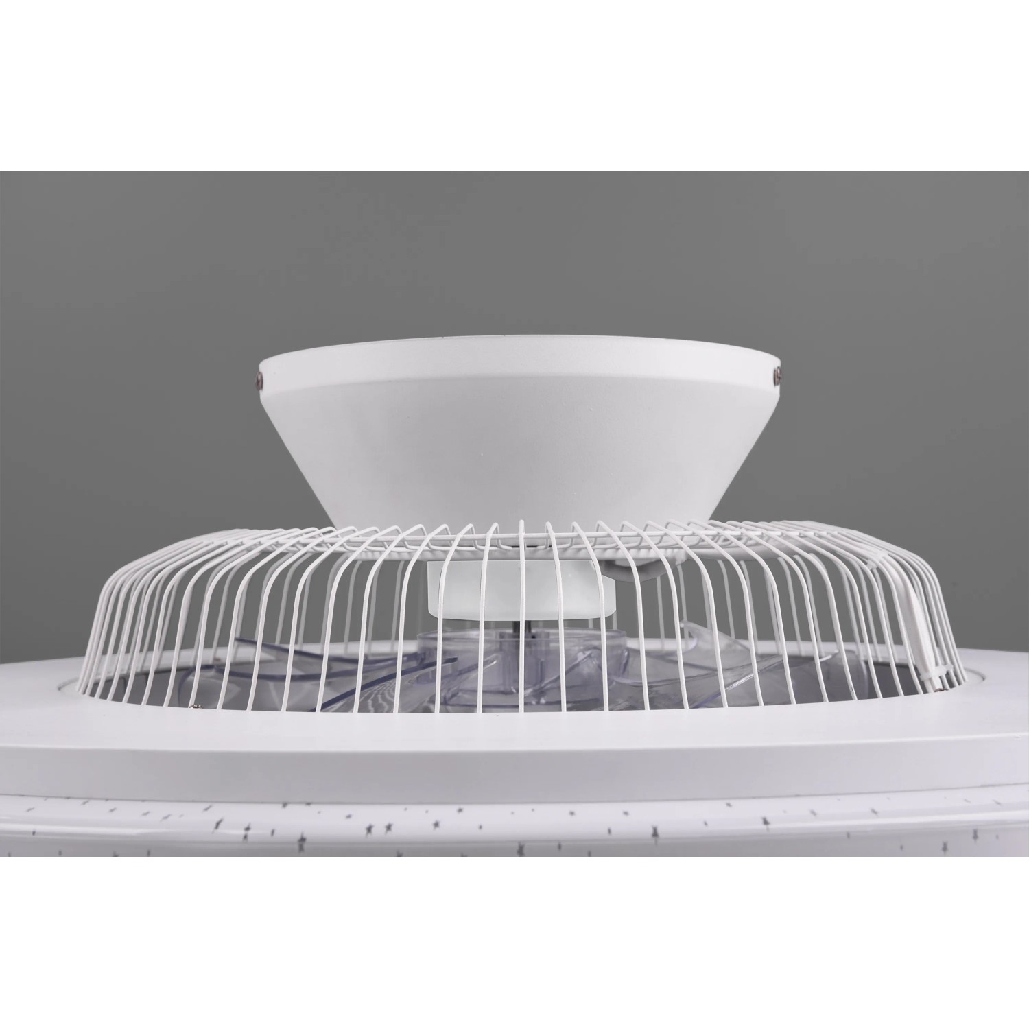 Weiße Trio LED-Deckenleuchte Visby mit Ventilator und Chrom-Details.