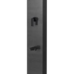 Solardusche Straight Line in Carbonoptik mit Armatur und Duschkopf.