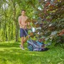 Gardena Akku-Rasenmäher PowerMax Duo beim Rasen mähen im Garten.