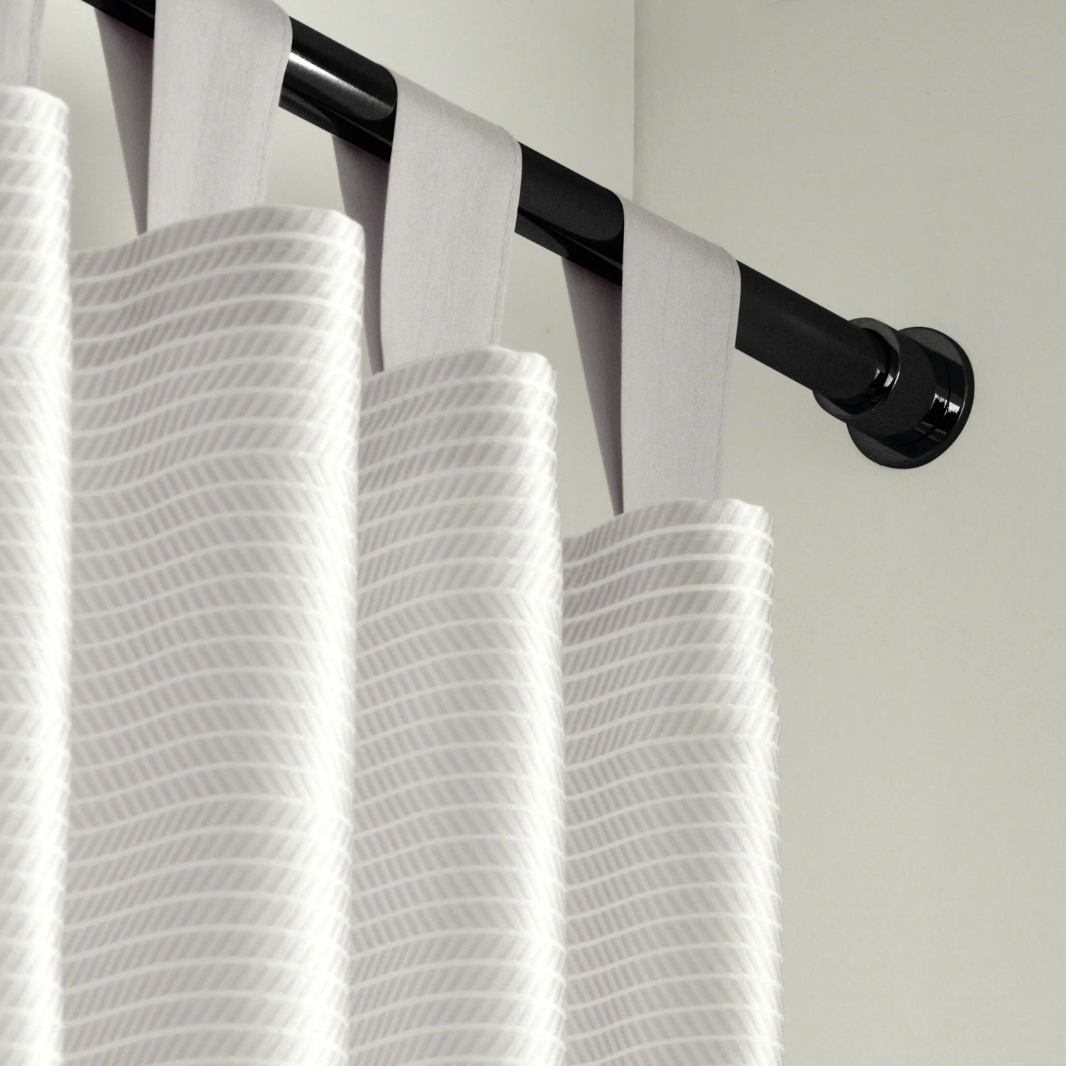 Gardinia Gardinenstange Chicago, Ø 20 mm, Schwarz, 160 cm mit Vorhang.