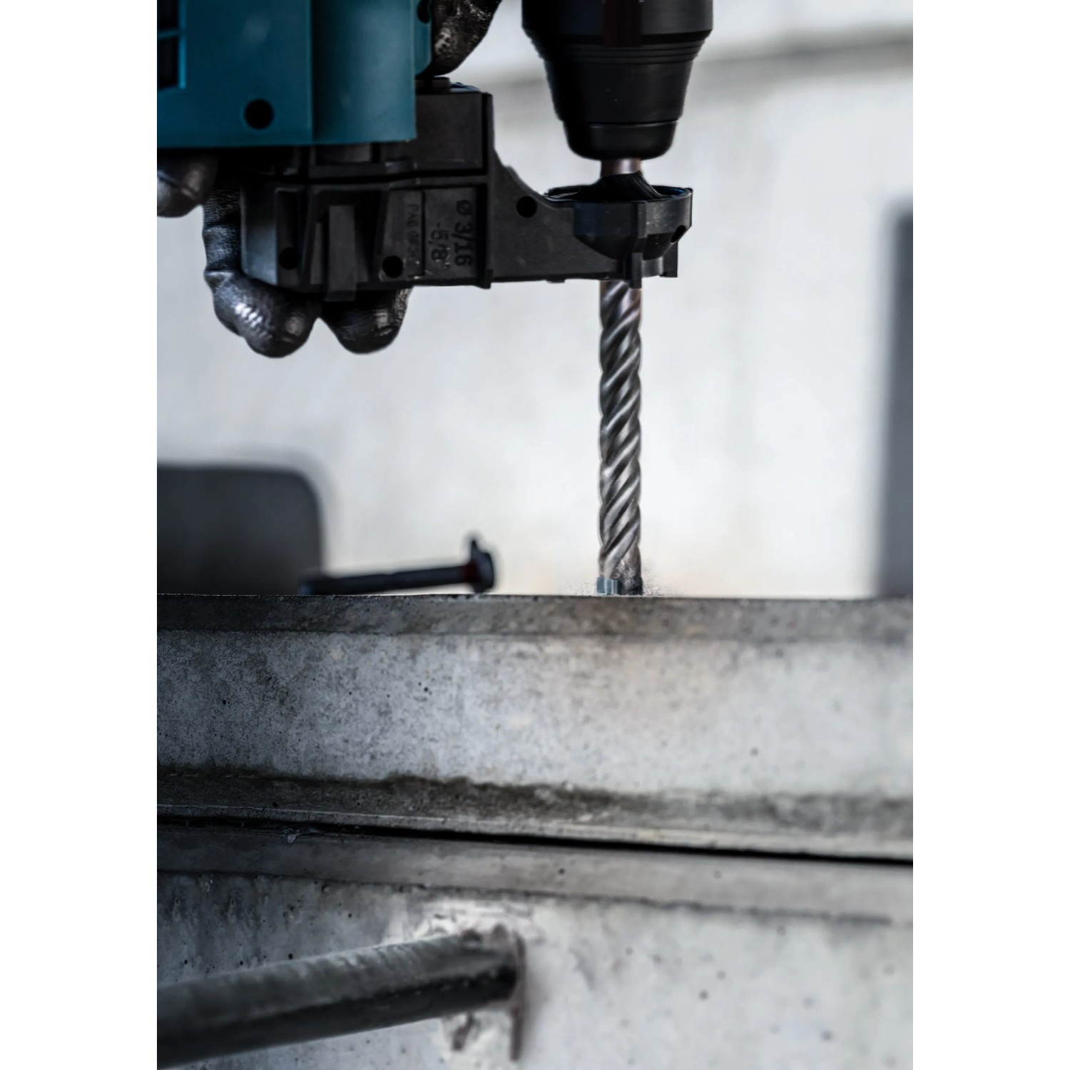 Bosch Expert Hammerbohrer SDS Plus-7X beim Bohren in Beton.
