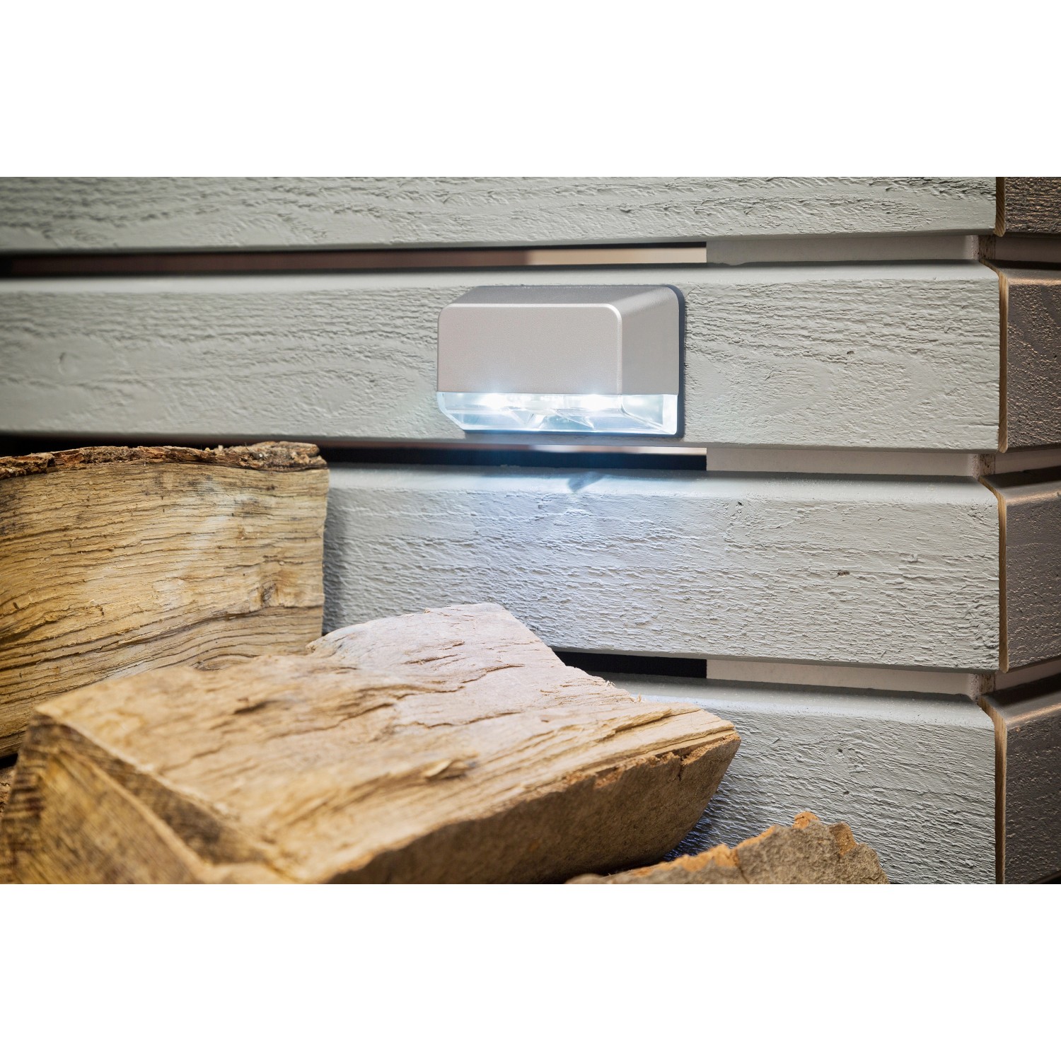 Silberne Briloner LED-Außenwandleuchte Lero mit Bewegungsmelder, 2-flammig.