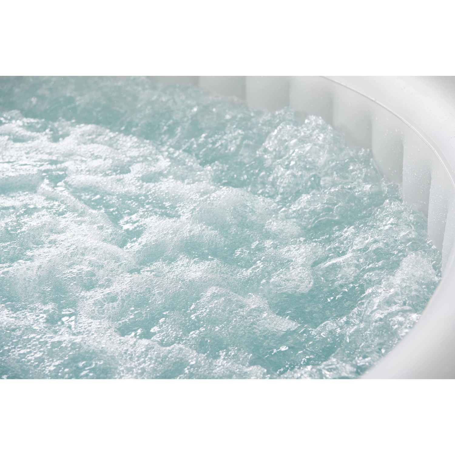 Sprudelndes Wasser im aufblasbaren Whirlpool OTTOMAN im Rattan Design.