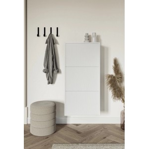 Weißer Selsey Veldio Schuhschrank hängend mit Rillenfront im modernen Flur. Platzsparende Schuhkommode 50 cm breit.
