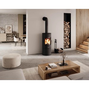 Moderner Justus Faro C Kaminofen, schwarz, mit brennendem Feuer im Wohnzimmer. Große Sichtscheibe.