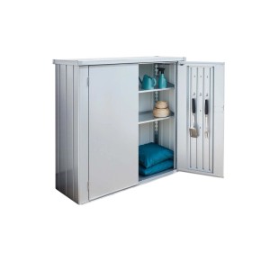 Biohort Terrassenschrank Romeo in Silber-Metallic, Tür offen mit Regalen, Kissen und Gartengeräten. Kompakter Gartenschrank.