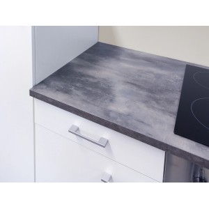 Detailansicht: Küchenzeile Lucca in Weiß mit grauer Arbeitsplatte und Glaskeramikkochfeld.