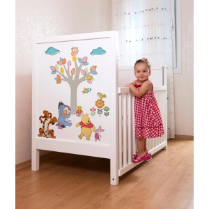 Winnie Pooh Wandtattoo "Nature Lovers" auf Kinderbett, mit Tigger, I-Aah, Puuh und Ferkel.