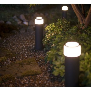 Philips Hue Calla LED-Sockelleuchten im Garten, stimmungsvolle Außenbeleuchtung.