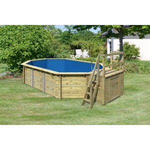 Karibu Holzpool Set mit Sonnenterrasse und Leiter im Garten.